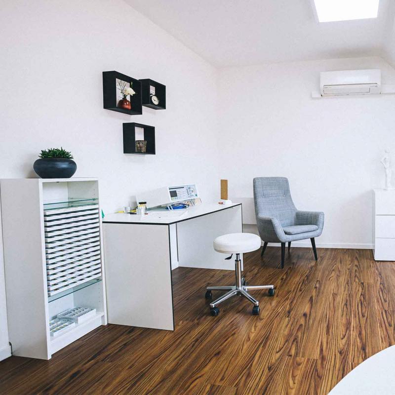 Einladende Praxisräume zum Wohlfühlen mit heller & freundlicher Ausstattung.