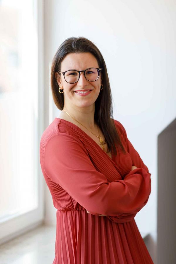 Lisa Wellhöfer schaut lächelnd und sympathisch in die Kamera.