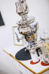 Nahaufnahme der silbernen Teemaschine