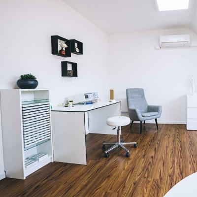 Einladende Praxisräume zum Wohlfühlen mit heller & freundlicher Ausstattung.