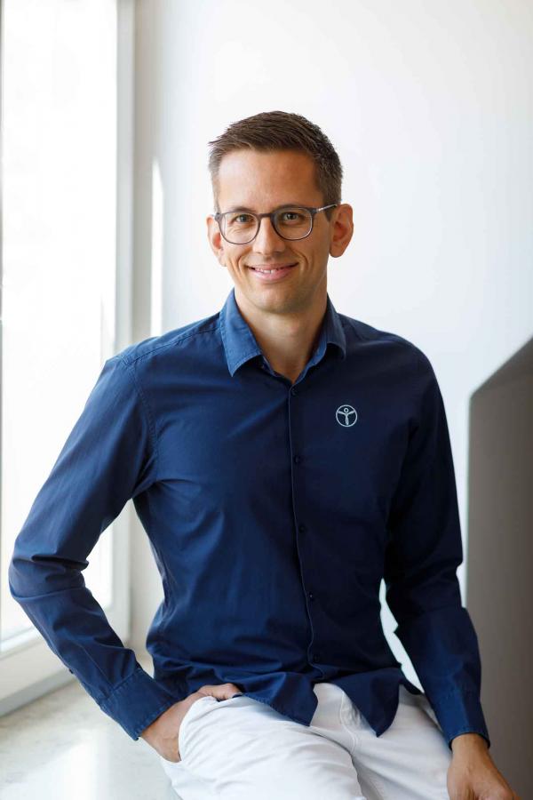 Philipp Wellhöfer lächelt freundlich in die Kamera.